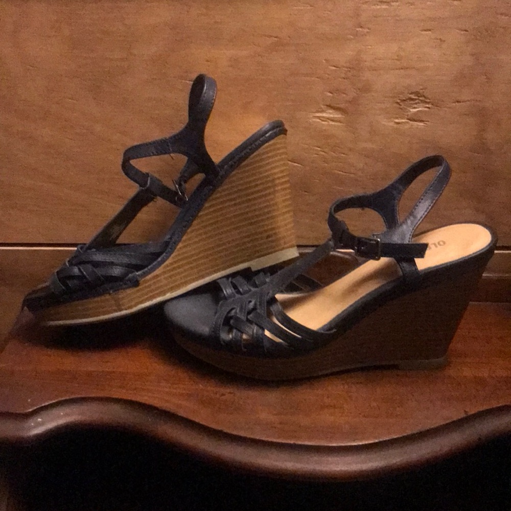 Old Navy strappy wedge no wear sz7 Navy